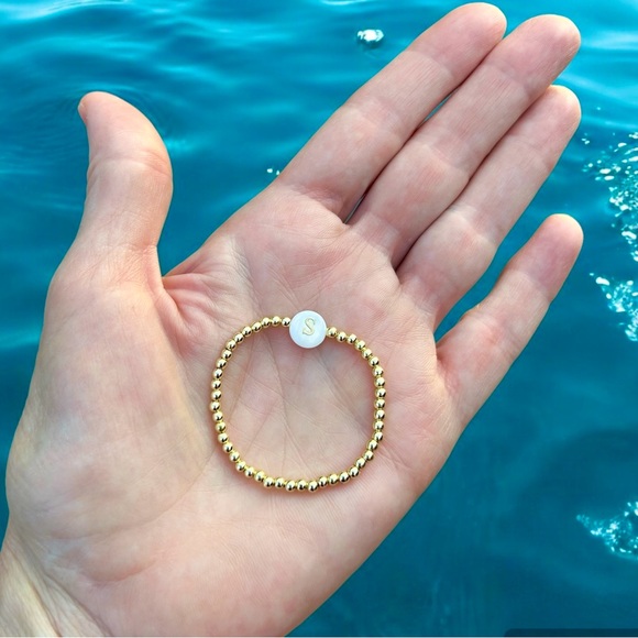 Custom name initial Bracelet stretch, Mother of Pearl letters, gold bead beads - Picture 7 of 7